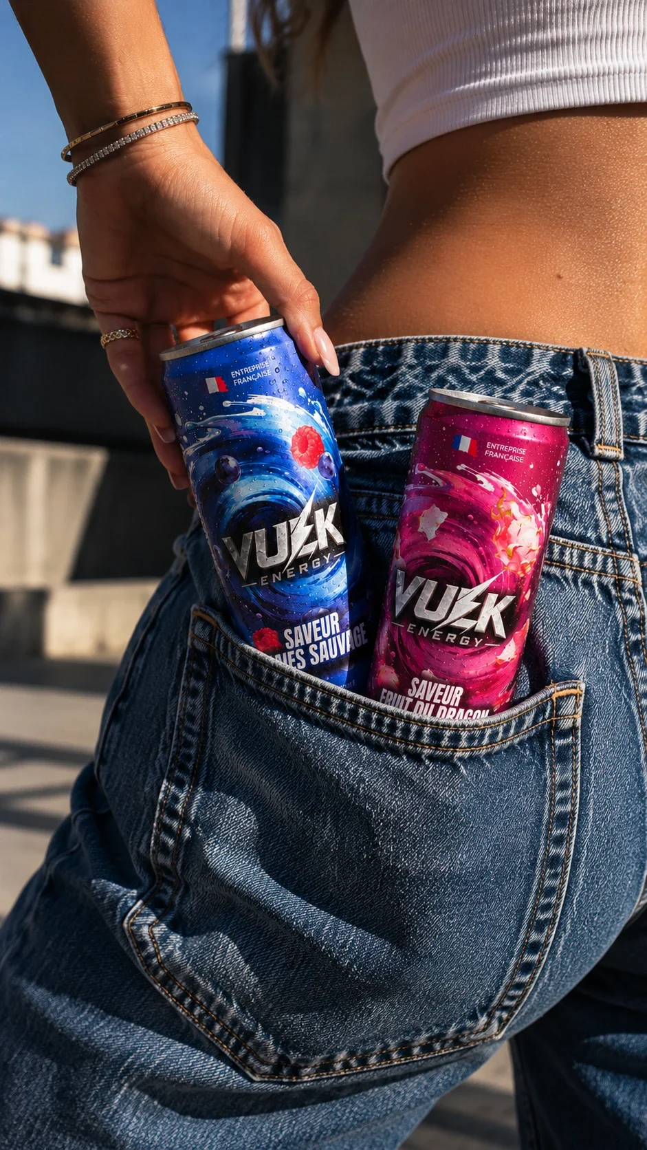 Photo pour Vulk Energy : deux canettes Vulk glissées dans la poche arrière d'un jean, en plein soleil